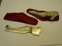 Einmalig ist das Messer in Form eines Damenschuh in roten Leder es wird von Virgilio Munoz gefertigt.Diese Fotos enstanden in der Schmiede Forge de Laguiole bei der Erarbeitung.