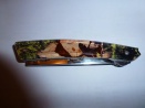 Messer Griff in Acryl im Griff befinden sich getrocknete Pilzscheiben mit Moos und Laub.