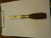 Einmalig ist dieses Messer in Form einer Champagnerflasche mit Messer, Korkenzieher und Kapselschneider. Gefertigt wurde es von Virgilio Munoz.