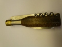Einmalig ist dieses Messer in Form einer Champagnerflasche mit Messer, Korkenzieher und Kapselschneider. Gefertigt wurde es von Virgilio Munoz.