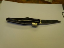 Einmalig ist das Messer in Form eines Herrenschuh es wird von Virgilio Munoz gefertigt.Diese Fotos enstanden in der Schmiede Forge de Laguiole bei der Erarbeitung.