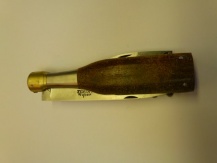 Die Champagnerflasche. 12 cm Messer mit Korkenzieher und Kapselschneider.