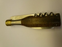 Die Champagnerflasche. 12 cm Messer mit Korkenzieher und Kapselschneider.