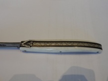 Verkauft: 12 cm Damastmesser in Bein. Es wurde eine aufgeklapptes Messer und darunter eine Biene von Virgilio Munoz auf die Feder ziseliert.