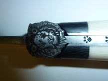 12 cm Messer aus Elfenbein mit Carbon anstelle der Biene wurde ein Löwenkopf ziseliert